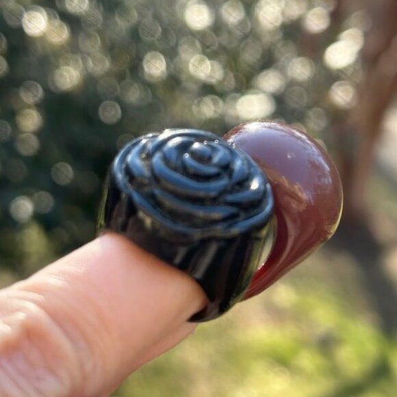 2 LUCITE Brown/Black Flower Chunky RINGS - Picture 4 of 9